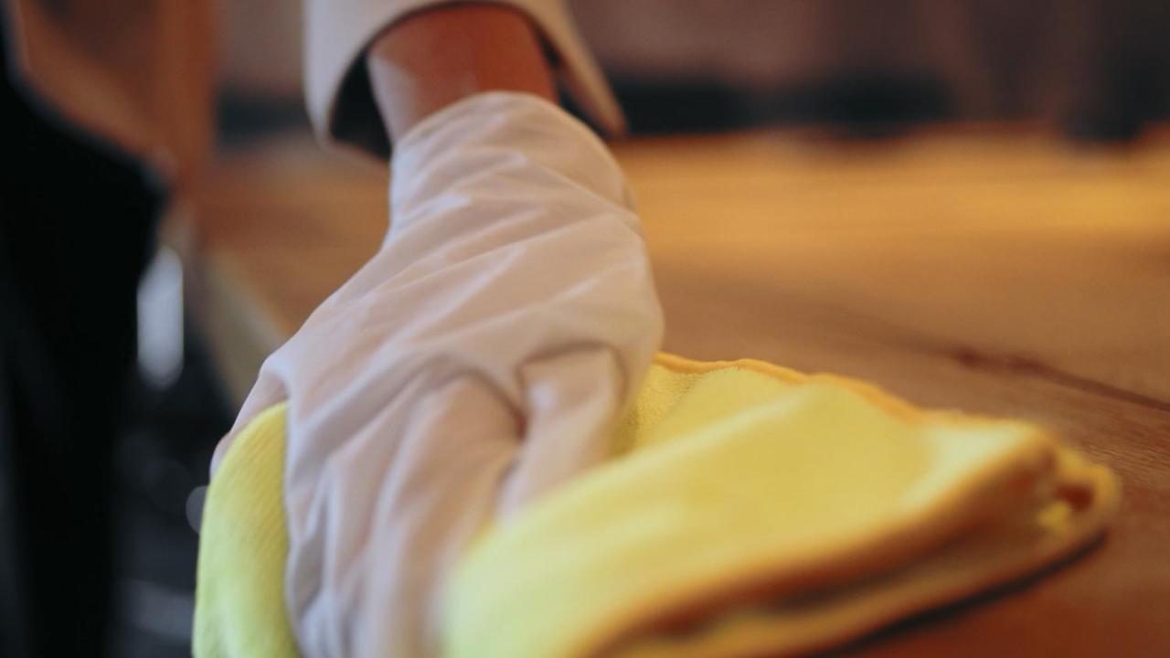 Holiday Inn Mumbai International Airport By Ihg Bagian luar foto A person receiving a shiatsu massage