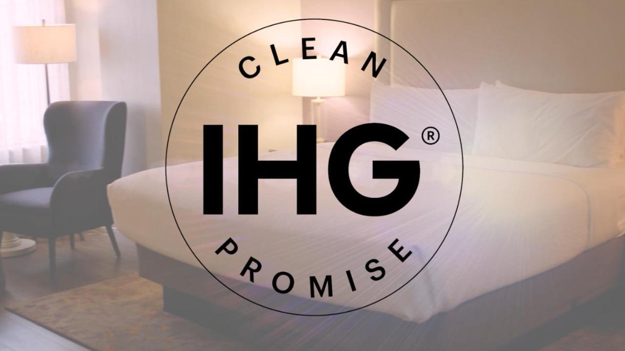 Holiday Inn Mumbai International Airport By Ihg Bagian luar foto IHG Clean Promise logo