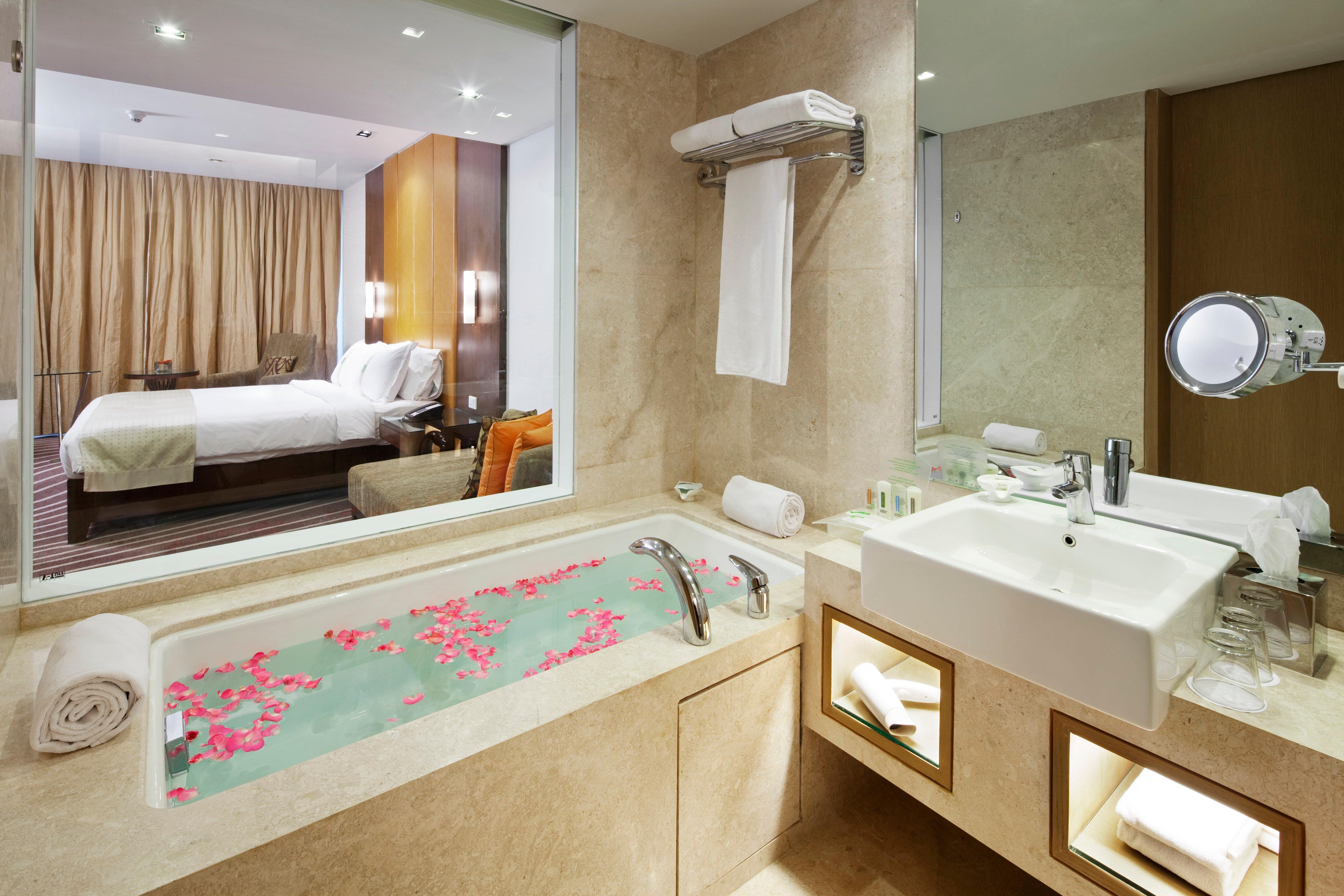 Holiday Inn Mumbai International Airport By Ihg Bagian luar foto A bathroom in a hotel