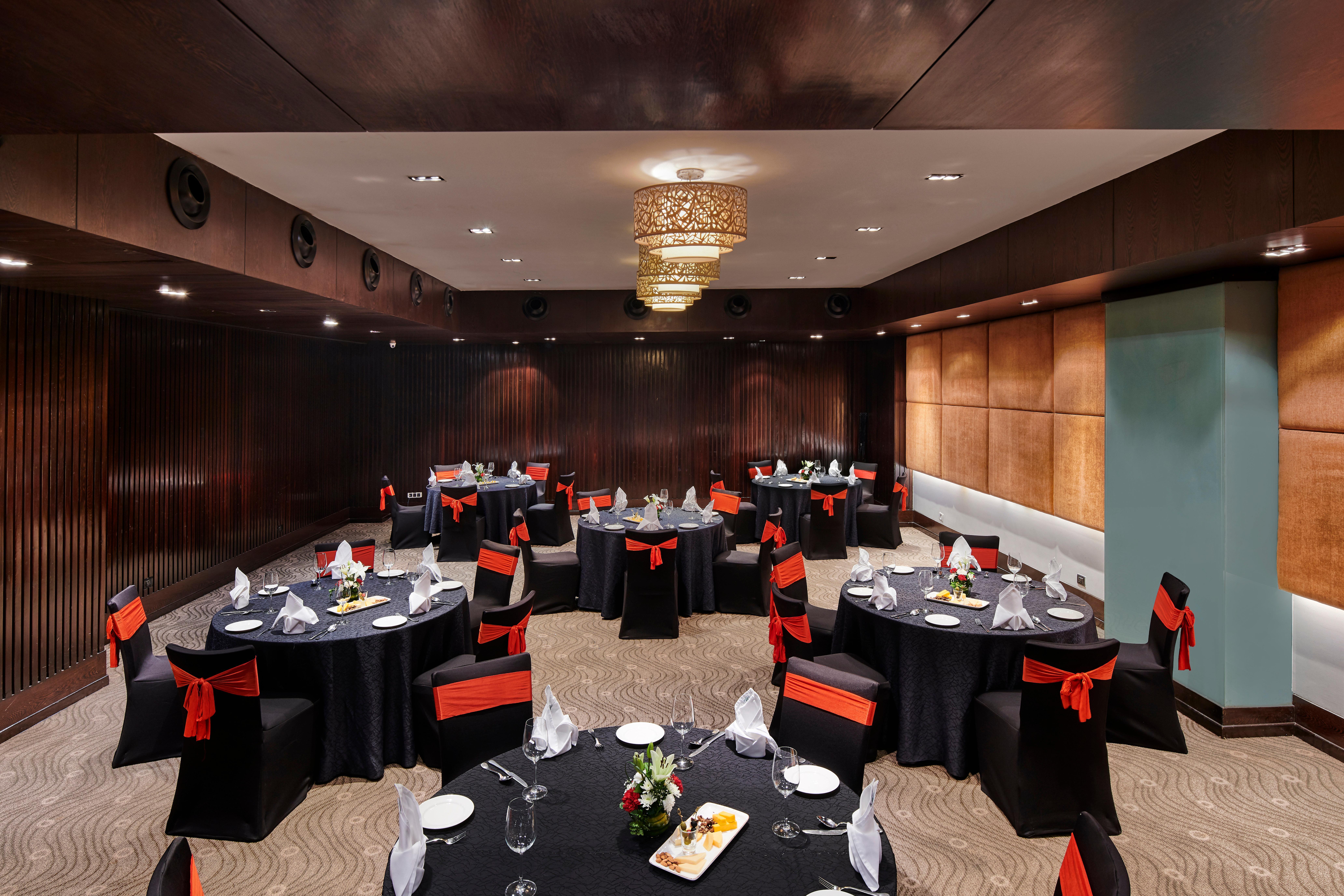 Holiday Inn Mumbai International Airport By Ihg Bagian luar foto The Royal