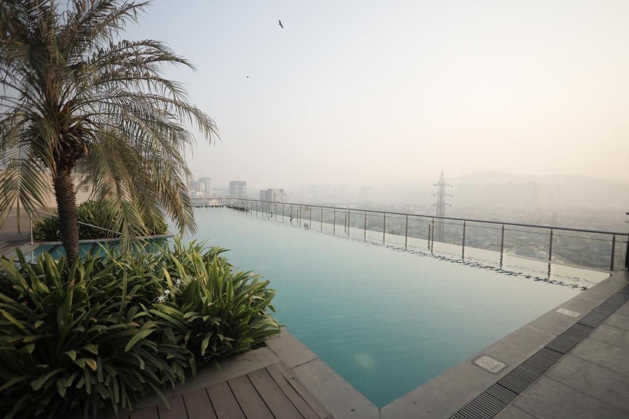 Holiday Inn Mumbai International Airport By Ihg Bagian luar foto Infinity pool at the Oberoi, Mumbai
