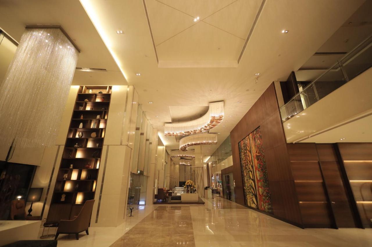 Holiday Inn Mumbai International Airport By Ihg Bagian luar foto The lobby of the hotel