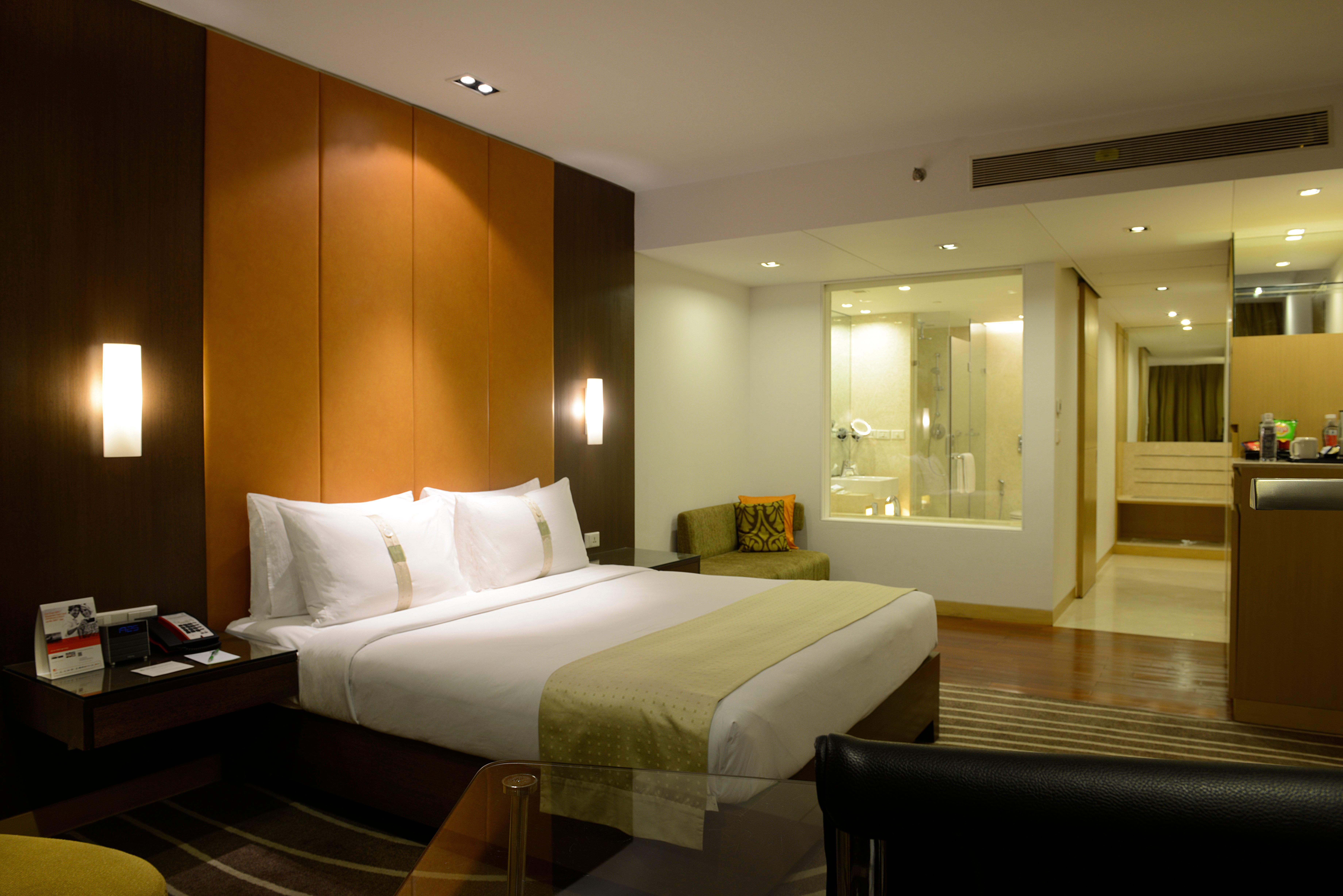 Holiday Inn Mumbai International Airport By Ihg Bagian luar foto A suite at the Taj Mahal Palace, Mumbai