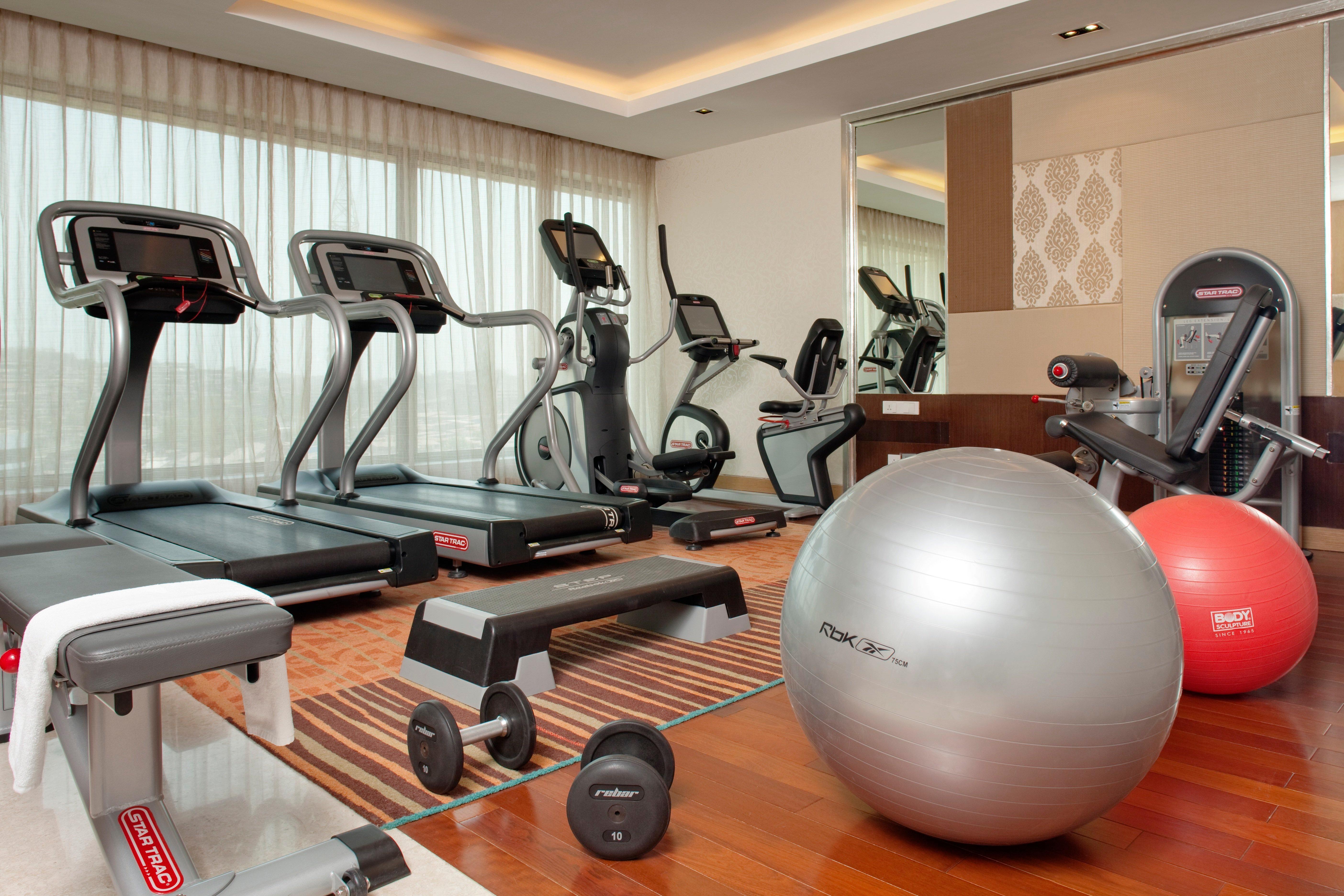 Holiday Inn Mumbai International Airport By Ihg Bagian luar foto A gym at a hotel