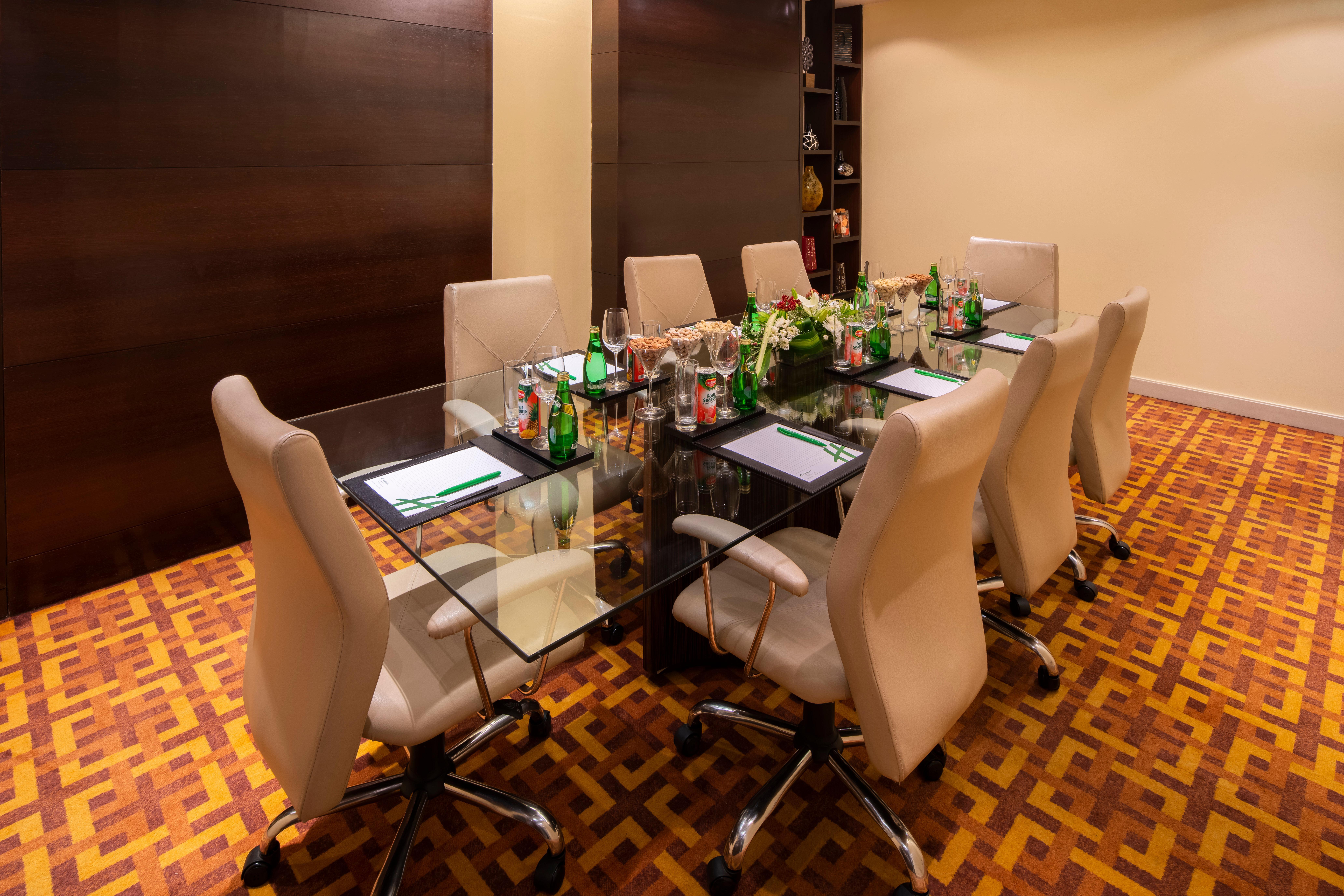 Holiday Inn Mumbai International Airport By Ihg Bagian luar foto Meeting room at the hotel