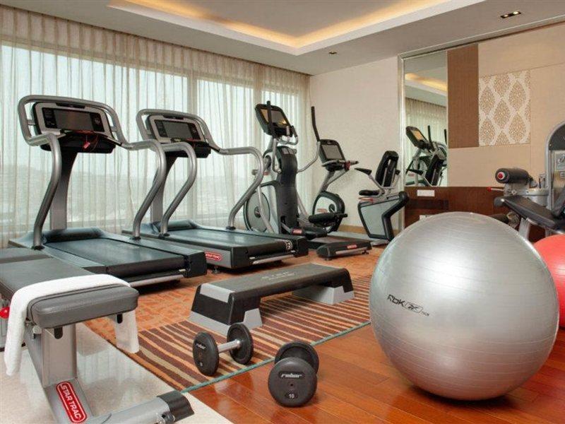 Holiday Inn Mumbai International Airport By Ihg Bagian luar foto A gym at a hotel