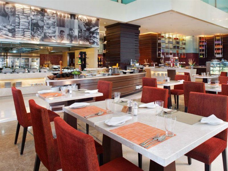 Holiday Inn Mumbai International Airport By Ihg Bagian luar foto The restaurant