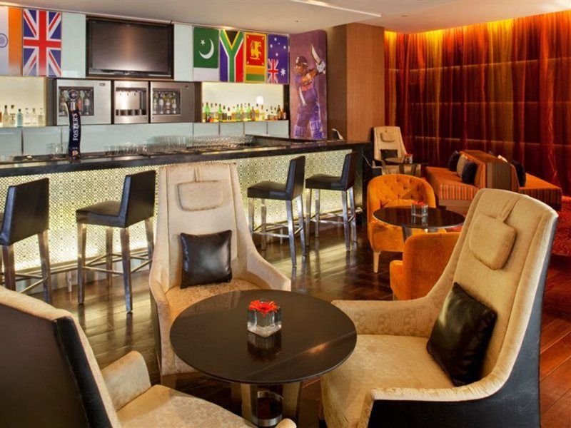 Holiday Inn Mumbai International Airport By Ihg Bagian luar foto The bar at the lounge